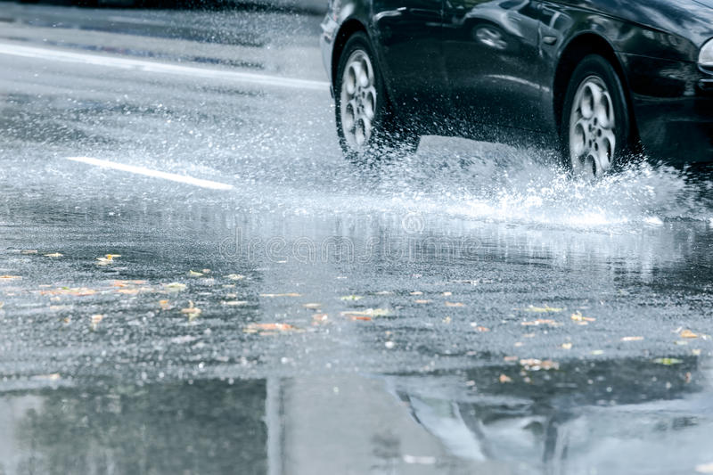 Hydroplaning: What Is It and How You Can Avoid It? - Clean Fuel